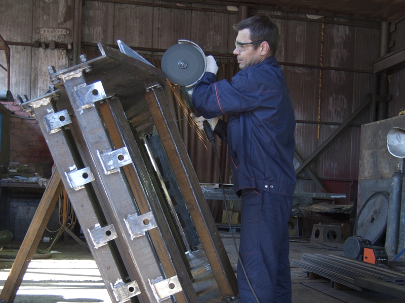 Работа сварщика при изготовлении узла асфальтобетонного завода