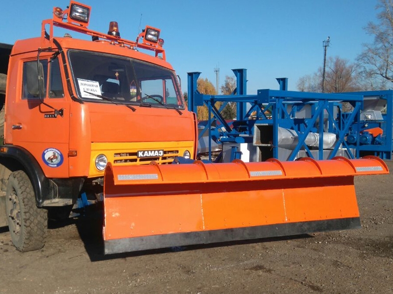 КДМ, оснащенная передним отвалом производства "УфаДорМаш"